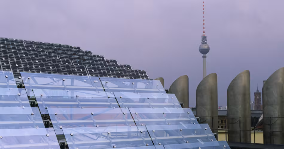 Panneaux solaires sur un bâtiment bancaire à Berlin, Allemagne
