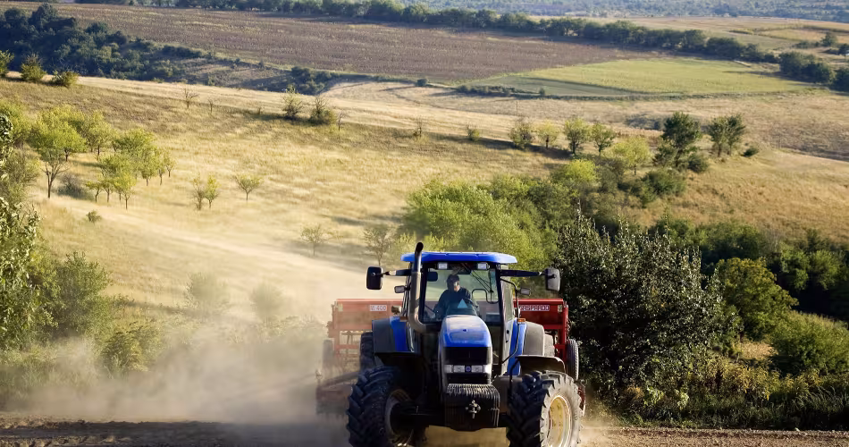 Tracteur agricole pour les cultures sur de grandes parcelles de terre (Bulgarie)