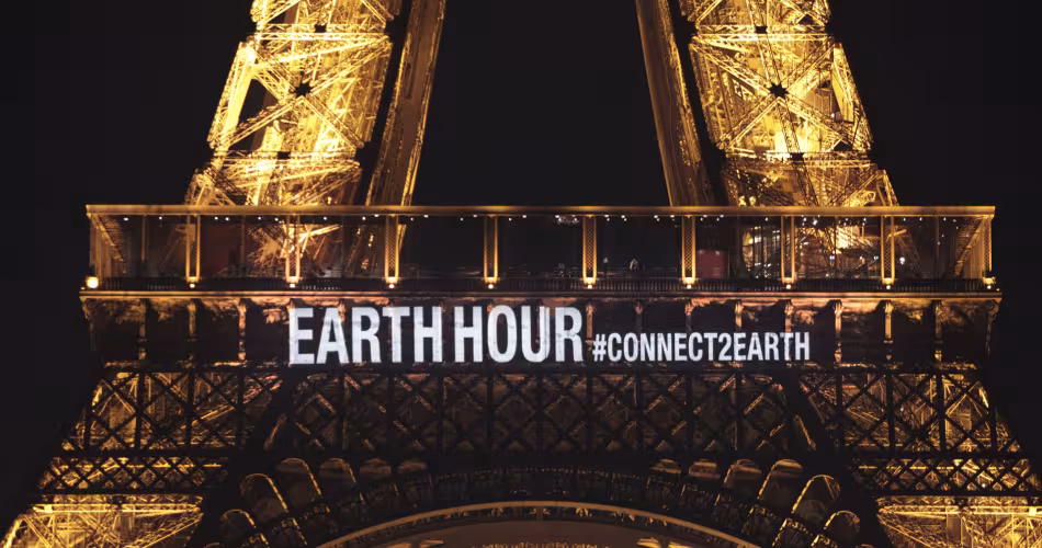 Earth Hour est inscrit sur la Tour Eiffel, quelques heures avant que celle-ci s'éteigne, le 30 mars à 20h30