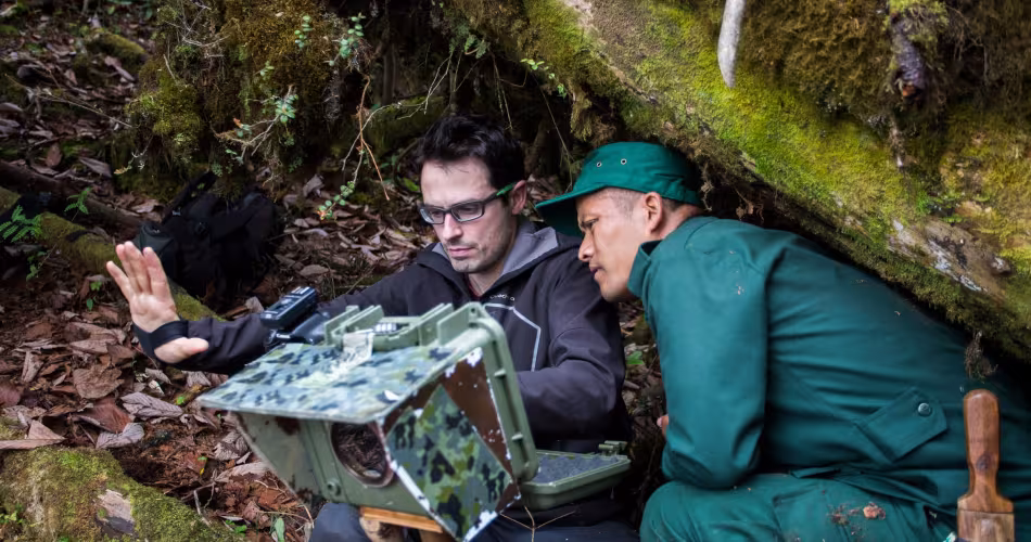 Emmanuel Rondeau and Dorji Duba, ranger, devant un camera trap censé prendre des photos du tigre (Bhoutan)