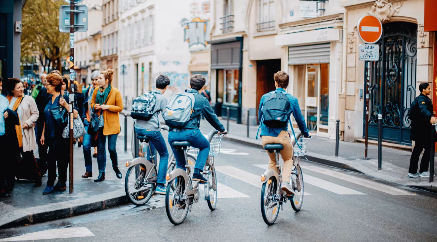 Trois jeunes se déplacent en vélo en ville