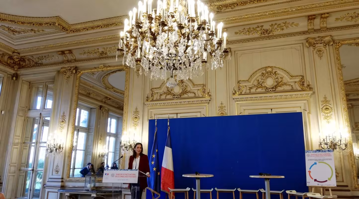 Brune Poirson,  ministre de la Transition écologique et solidaire, au pacte plastique.