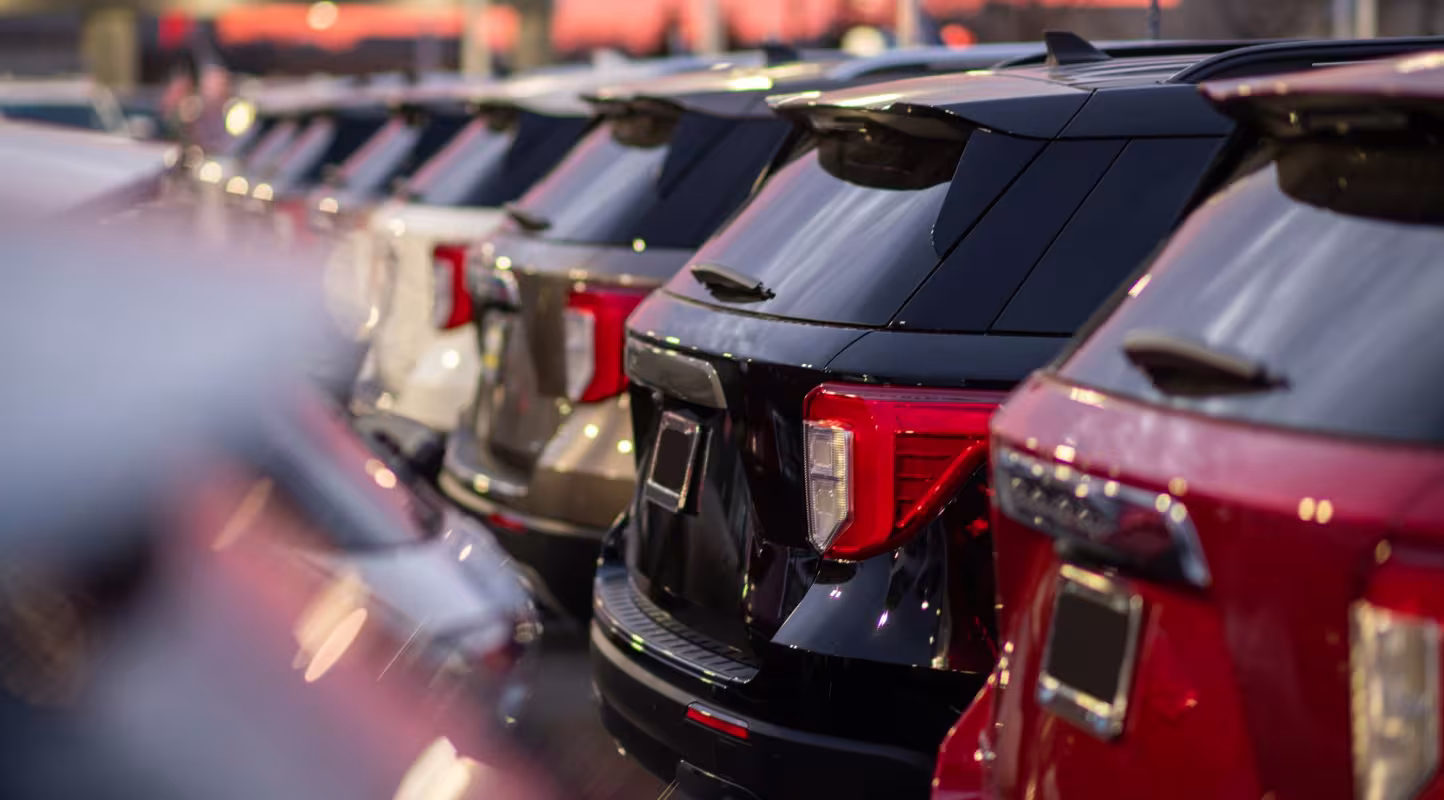 Voitures SUV garées