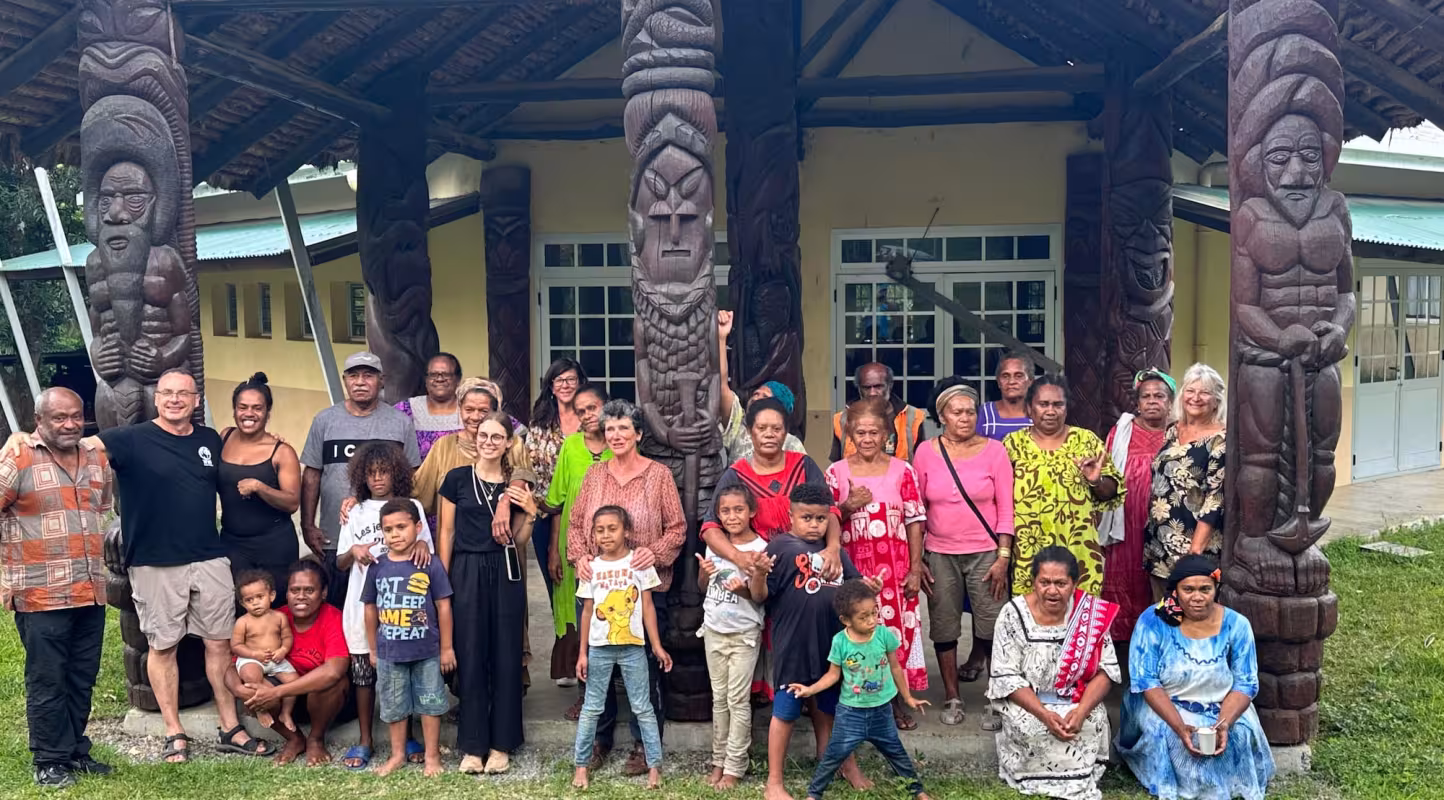 Les équipes du WWF Nouvelle-Calédonie et la tribu Gööpâ