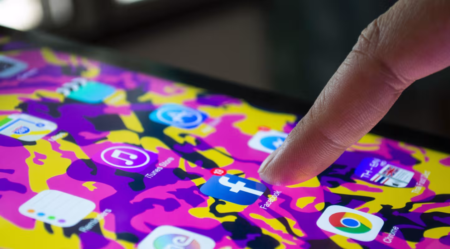 Un mobinaute utilise son smartphone
