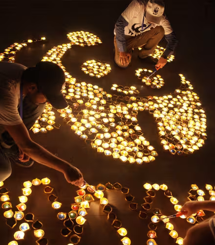 Des personnes allument des bougies à l'occasion d'Earth Hour 