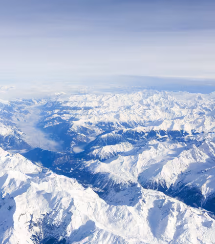 Vue aérienne de la chaîne des Alpes en Haute-Savoie (France)