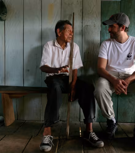 Salarié WWF avec un local d'une communauté de la rivière Tigre, affluent de l'Amazone, Loreto, Pérou