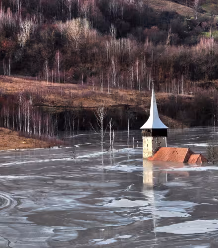 Ancien village et clocher englouti sous l'eau 